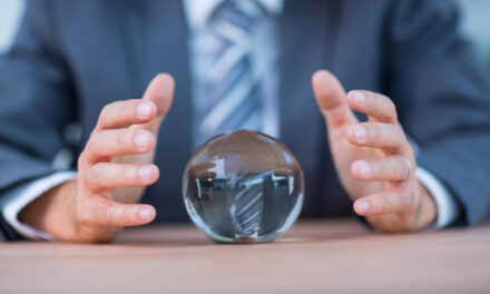 Кто дал самый точный и неточный прогноз по индексу Мосбиржи на 2025 год