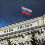 Крупные банки в России начали снижать ставки по вкладам вслед за ключевой