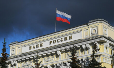 Крупные банки в России начали снижать ставки по вкладам вслед за ключевой