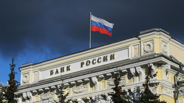 Крупные банки в России начали снижать ставки по вкладам вслед за ключевой