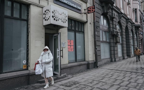 ЦБ оставил курс доллара на 16 декабря ниже ₽80