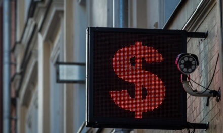 ЦБ впервые за 4,5 месяца установил курс доллара ниже ₽78