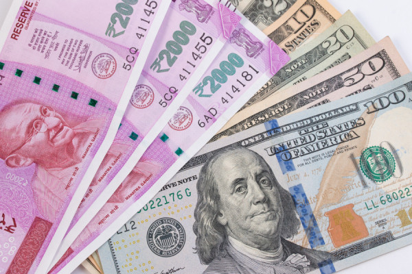 
                    Официальный курс доллара по итогам 2025 года упал на 23%, почти до ₽78
                