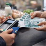 Наличные на кассе: почему россияне все чаще снимают деньги в супермаркетах