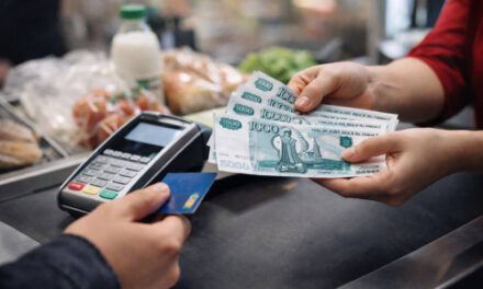 Наличные на кассе: почему россияне все чаще снимают деньги в супермаркетах