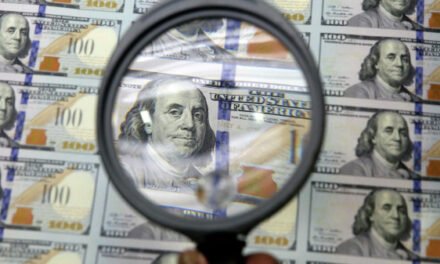 РИА Новости: курс доллара может достичь 90 рублей к середине этого года